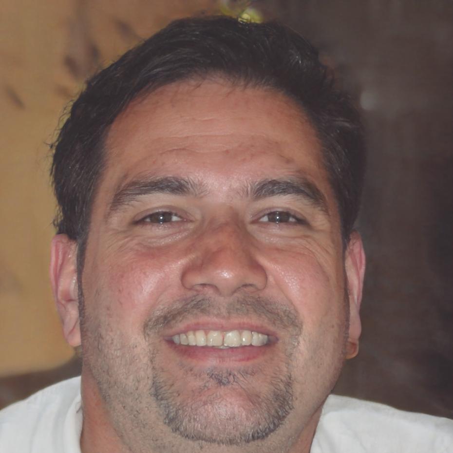 Retrato profesional de Emilio Castellanos, instructor principal de edición cinematográfica